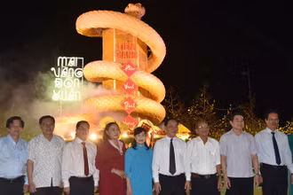 Các đại biểu chụp ảnh lưu niệm tại khu linh vật rắn ở đường hoa Quảng trường Hùng Vương.