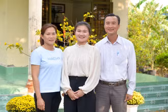 Em Đinh Quý Ái Nhân (giữa) cùng cha, mẹ.