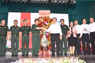 Đồng chí Nguyễn Trọng Nghĩa cùng đoàn công tác tặng hoa, quà chúc mừng Bệnh viện Quân y 120.
