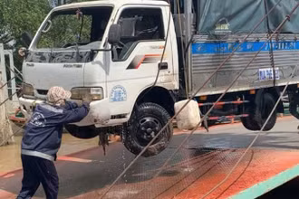 Chiếc xe trục vớt lên bờ thành công.