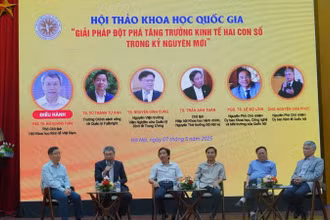 Các diễn giả thảo luận bàn tròn tại hội thảo.