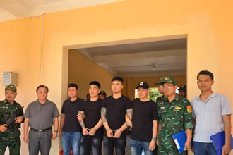 Công an tỉnh Phú Yên phối hợp Đồn biên phòng cửa khẩu quốc tế Lệ Thanh bắt giữ Nhu và Tiến. 