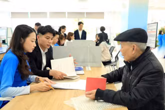 Người dân đến làm dịch vụ công trực tuyến tại Chi nhánh Trung tâm Phục vụ hành chính công Tây Hồ. (Ảnh: MAI HỮU)