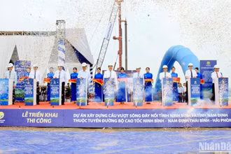 Các đại biểu bấm nút triển khai dự án đầu tư xây dựng cầu vượt sông Đáy nối 2 tỉnh Nam Định-Ninh Bình.