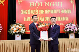 Đồng chí Phạm Đình Nghị, Chủ tịch Ủy ban nhân dân tỉnh Nam Định trao Quyết định bổ nhiệm đồng chí Trần Văn Hưng giữ chức vụ Giám đốc Sở Xây dựng.
