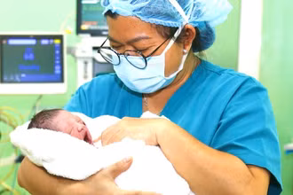 Đây là trường hợp thứ 3 được thông tim trong bào thai thành công với sự hỗ trợ chuyên môn của 2 ekip Bệnh viện Từ Dũ và Bệnh viện Nhi đồng 1.