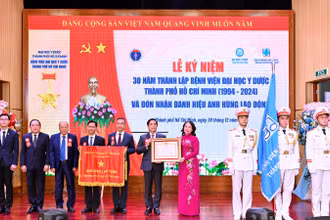 Phó Chủ tịch nước Võ Thị Ánh Xuân trao danh hiệu Anh hùng Lao động cho Bệnh viện Đại học Y dược Thành phố Hồ Chí Minh.