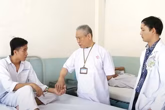 Giáo sư Văn Tần thăm khám cho người bệnh. (Ảnh: Bệnh viện Bình Dân)
