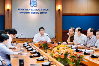 Phó Giáo sư, Tiến sĩ, Bác sĩ Nguyễn Hoàng Bắc Giám đốc Bệnh viện Đại học Y Dược Thành phố Hồ Chí Minh khẩn trương chủ trì hội chẩn với các đơn vị phụ trách nhằm rà soát công tác chuẩn bị.