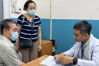 Bác sĩ Chuyên khoa II Nguyễn Phúc Nguyên đang trao đổi với người bệnh và người nhà trong đợt tái khám.
