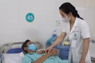 Bệnh nhân được bác sĩ thăm khám và tư vấn trước khi xuất viện.