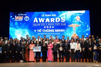 Các đại biểu chụp hình lưu niệm với các tập thể đoạt giải
