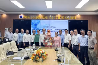 Các đại biểu tại buổi làm việc. (Ảnh: Sở Y tế Thành phố Hồ Chí Minh cung cấp)