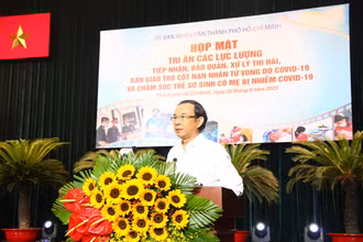 Đồng chí Nguyễn Văn Nên, Ủy viên Bộ Chính trị, Bí thư Thành ủy Thành phố Hồ Chí Minh phát biểu tại buổi họp mặt.