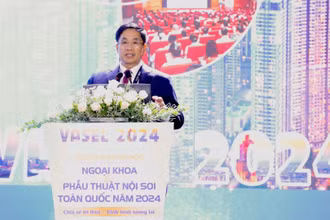 PGS TS BS. Nguyễn Hoàng Bắc, Đồng Chủ tịch hội nghị, Phó Chủ tịch Hội Ngoại khoa và Phẫu thuật nội soi Việt Nam, Giám đốc Bệnh viện Đại học Y Dược Thành phố Hồ Chí Minh phát biểu khai mạc hội nghị.