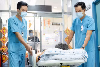 Bác sĩ và nhân viên y tế, khoa Cấp cứu, Bệnh viện Đại học Y Dược Thành phố Hồ Chí Minh luân phiên trực Tết để đảm bảo đủ quân số bác sĩ trực như ngày bình thường.