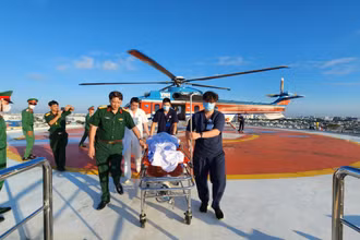 Đưa ngư dân từ đảo Phan Vinh về đất liền điều trị