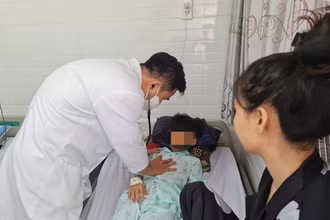 Các chuyên gia cho biết nhiều khả năng các học sinh bị ngộ độc do ăn phải thức ăn bị nhiễm độc tố vi khuẩn.
