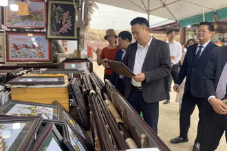 Các đại biểu tham quan gian hàng tại hội chợ.
