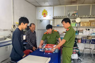Thiếu tá Đặng Hoàng Hưng (thứ hai từ phải sang) và công an xã Thanh Quới kiểm tra công tác an ninh trật tự tại Tổ nhân dân tự quản ở ấp Qui Lân 5.