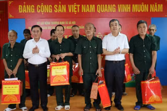 Đồng chí Trần Cẩm Tú, Ủy viên Bộ Chính trị, Bí thư Trung ương Đảng, Chủ nhiệm Ủy ban Kiểm tra Trung ương và đồng chí Ngô Đông Hải, Ủy viên Trung ương Đảng, Bí thư Tỉnh ủy Thái Bình tặng quà các thương binh, bệnh binh. Ảnh: UBKTTW