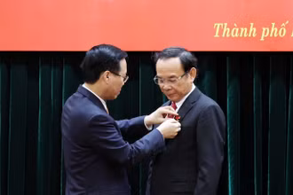 Chủ tịch nước Võ Văn Thưởng trao tặng Huy hiệu 45 năm tuổi Đảng cho đồng chí Nguyễn Văn Nên, Bí thư Thành ủy TP Hồ Chí Minh. Ảnh: TTXVN 
