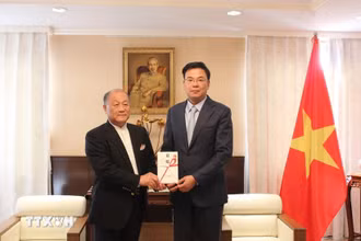 Chủ tịch Hiệp hội Giao lưu Nhật-Việt tỉnh Miyagi Atsushi Kamada (trái) trao quà hỗ trợ Việt Nam khắc phục hậu quả bão lũ. (Ảnh: Phạm Tuân/TTXVN)