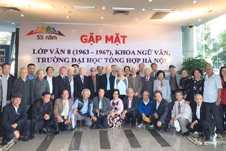 Tổng Bí thư, Chủ tịch nước Nguyễn Phú Trọng chụp ảnh lưu niệm tại buổi gặp mặt Lớp Văn 8 (1963-1967), Khoa Ngữ Văn, Trường ĐH Tổng hợp Hà Nội.