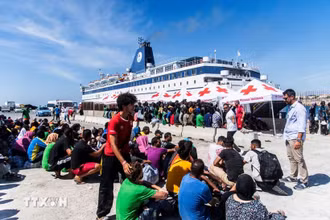 Người di cư tại đảo Lampedusa, Italia. (Ảnh: AFP/TTXVN)