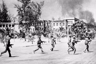 Trưa 7/1/1979, các lực lượng vũ trang cách mạng Campuchia cùng quân tình nguyện Việt Nam tiến vào giải phóng thủ đô Phnom Penh, lật đổ chế độ diệt chủng Pol Pot, hồi sinh và mang lại tương lai tươi sáng cho đất nước Chùa Tháp. (Ảnh: TTXVN)