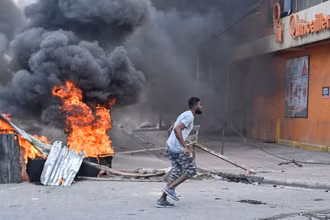Người biểu tình phản đối Thủ tướng Haiti Ariel Henry gây bạo loạn tại Port-au-Prince, ngày 7/2/2024. (Ảnh: AFP/TTXVN)