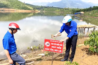 Đoàn thanh niên thành phố Bảo Lộc, Lâm Đồng, cắm biển cảnh báo phòng, chống đuối nước tại các vị trí nguy cơ trên địa bàn. (Ảnh: K.P)