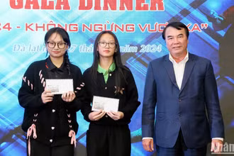 Phó Chủ tịch Ủy ban nhân dân tỉnh Lâm Đồng Phạm S trao thưởng cho hai tay vợt Vân Linh và Vân Chi.