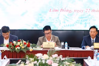 Các đồng chí chủ trì hội thảo.