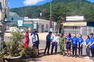 Kiểm tra camera giám sát của mô hình dân vận khéo “chuyển đổi số-vì nhân dân phục vụ” tại Lâm Đồng.