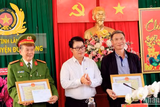 Phó Chủ tịch Ủy ban nhân dân tỉnh Lâm Đồng Nguyễn Ngọc Phúc trao Bằng khen tặng các tập thể.