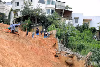 Lâm Đồng chỉ đạo rà soát, sơ tán các hộ dân ở những khu vực chân núi, nguy hiểm trong mùa mưa bão.
