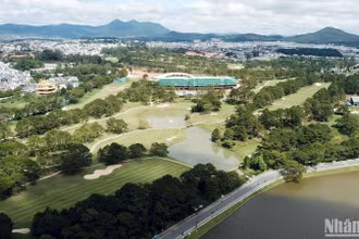Sân golf Đồi Cù - Đà Lạt.