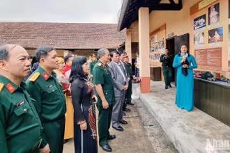 Các đại biểu nghe giới thiệu về các chuyên đề triển lãm.