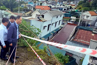 Chủ tịch Ủy ban nhân dân tỉnh Lâm Đồng Trần Hồng Thái kiểm tra hiện trường vụ sạt lở trên địa bàn phường 3, thành phố Đà Lạt.