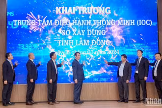 Phó Chủ tịch Ủy ban nhân dân tỉnh Lâm Đồng Phạm S (giữa) và lãnh đạo sở, ngành liên quan, VNPT Lâm Đồng thực hiện nghi thức khai trương.