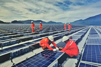 Công nhân Công ty Truyền tải điện 3 phối hợp quản lý, vận hành hệ thống điện mặt trời tại Lâm Đồng.