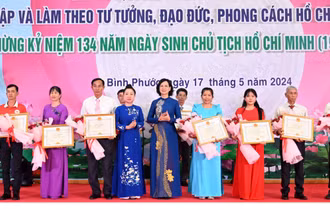 Lãnh đạo tỉnh Bình Phước khen thưởng các điển hình tiến tiến học và làm theo Bác.
