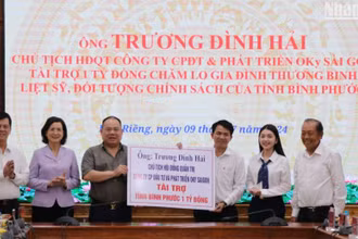 Công ty Cổ phần Đầu tư và Phát triển Oky Sài Gòn - Tập đoàn Ngân Tín trao bảng tượng trưng tài trợ 1 tỷ đồng để xây dựng nhà tình nghĩa cho các gia đình thương binh, liệt sĩ và các đối tượng chính sách của tỉnh Bình Phước.