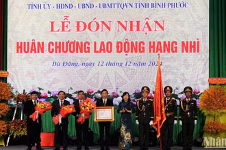 Lãnh đạo huyện Bù Đăng đón nhận Huân chương Lao động hạng Nhì