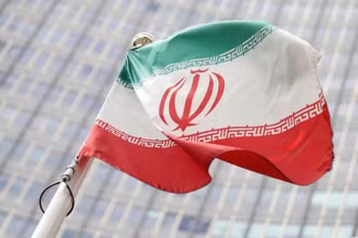 Lá cờ Iran trước trụ sở Cơ quan Năng lượng Nguyên tử Quốc tế (IAEA) tại Vienna. Ảnh: Reuters