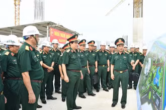Đại tướng Phan Văn Giang chỉ đạo một số nội dung liên quan đến kiến trúc, thiết kế của công trình Bảo tàng Lịch sử Quân sự Việt Nam. Ảnh: Báo Quân đội nhân dân