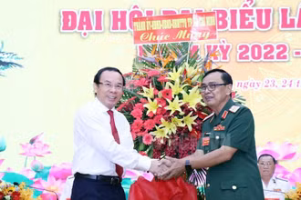 Bí thư Thành ủy TP Hồ Chí Minh Nguyễn Văn Nên tặng hoa chúc mừng Đại hội Đại biểu Hội Cựu chiến binh thành phố lần thứ VII. Ảnh: hcmcpv.org.vn