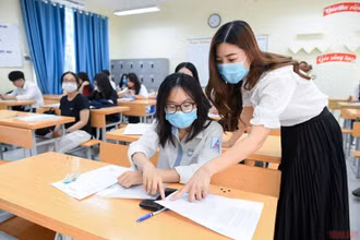 Thí sinh Hà Nội làm thủ tục dự thi tốt nghiệp THPT năm 2022. Ảnh: THÀNH ĐẠT