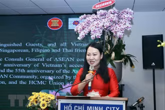 Bà Phan Thị Hồng Xuân, Chủ tịch Hội hữu nghị Việt Nam- Đông Nam Á Thành phố Hồ Chí Minh, phát biểu chúc mừng. (Ảnh: TTXVN)